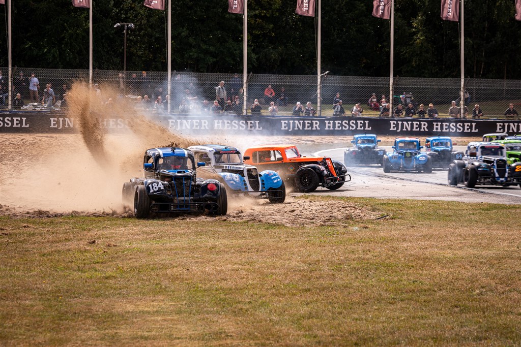 Traditionen tro var det ikke alle i Grand Prix Tours Legend Car Cuppen, der kunne nøjes med asfalten på Danmarks længste bane.
(Foto: Grippo)